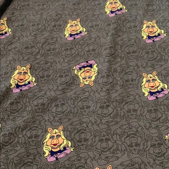 ❤️ FINAL PRICE ❤️ Lularoe Disney Ms. Piggy Classic T XS - Picture 2 of 2